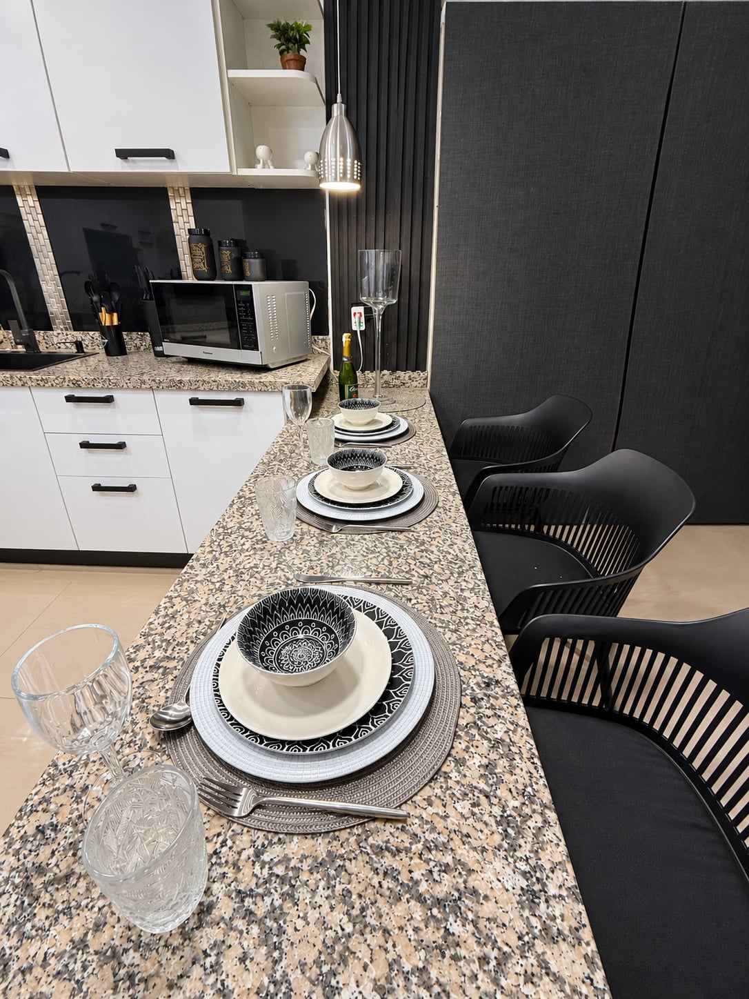 Cocina equipada del apartamento con terraza