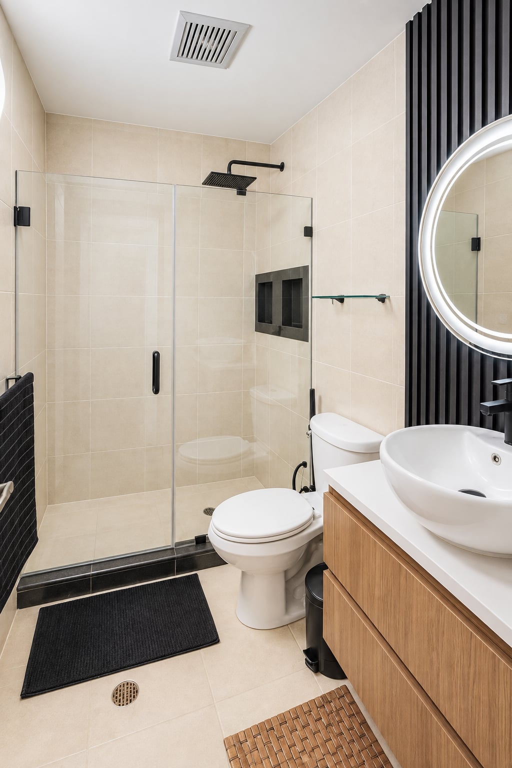 Baño principal del apartamento con terraza