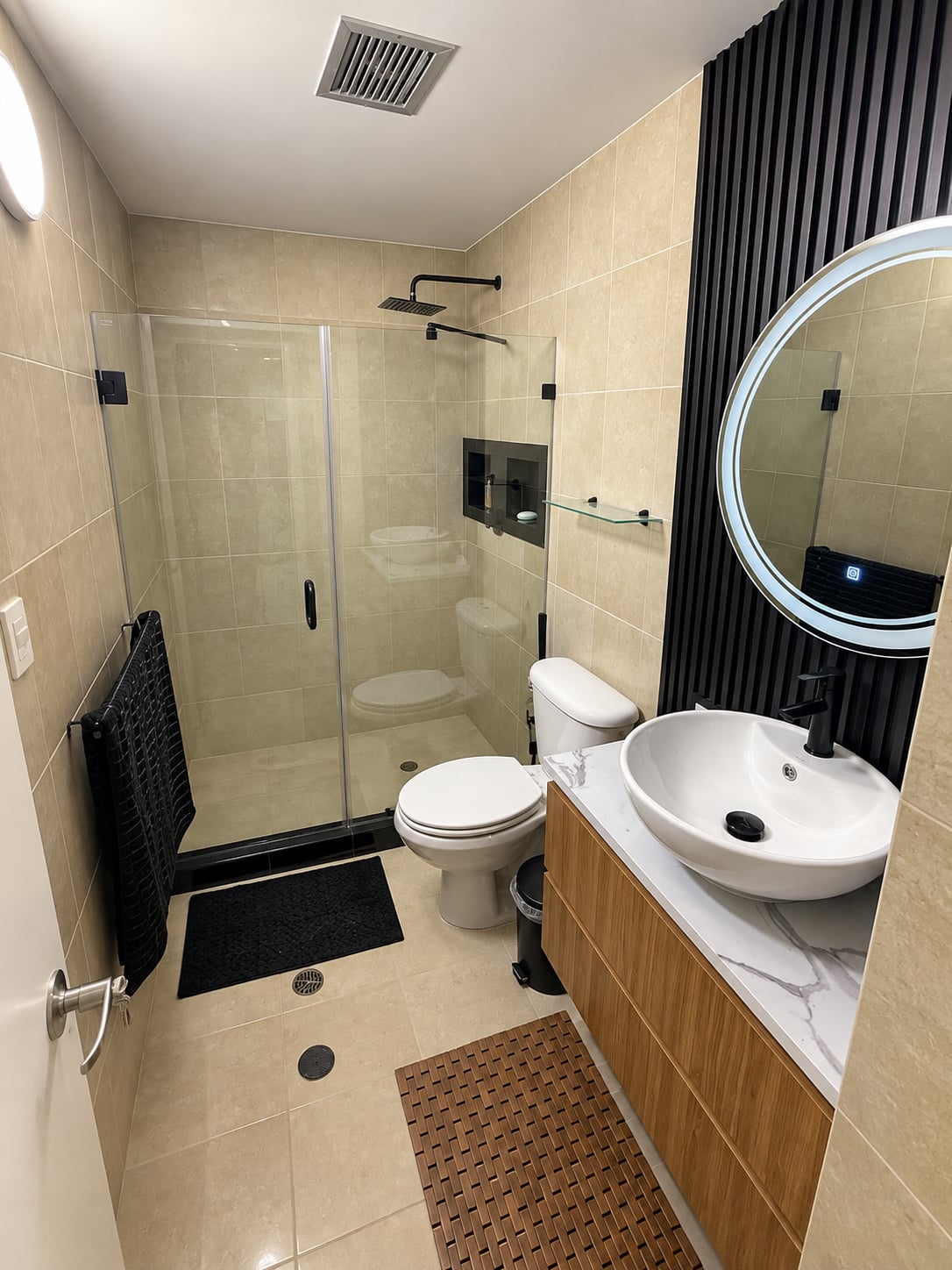 Segundo baño del apartamento con terraza