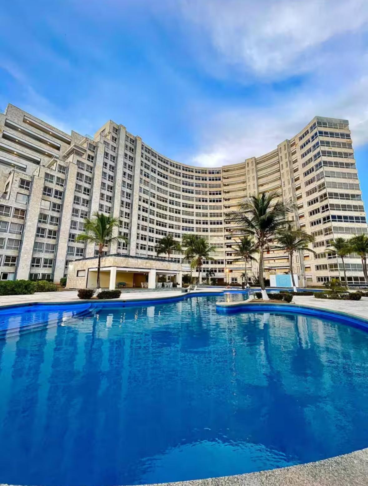 Piscina y fachada de Ocean Blue
