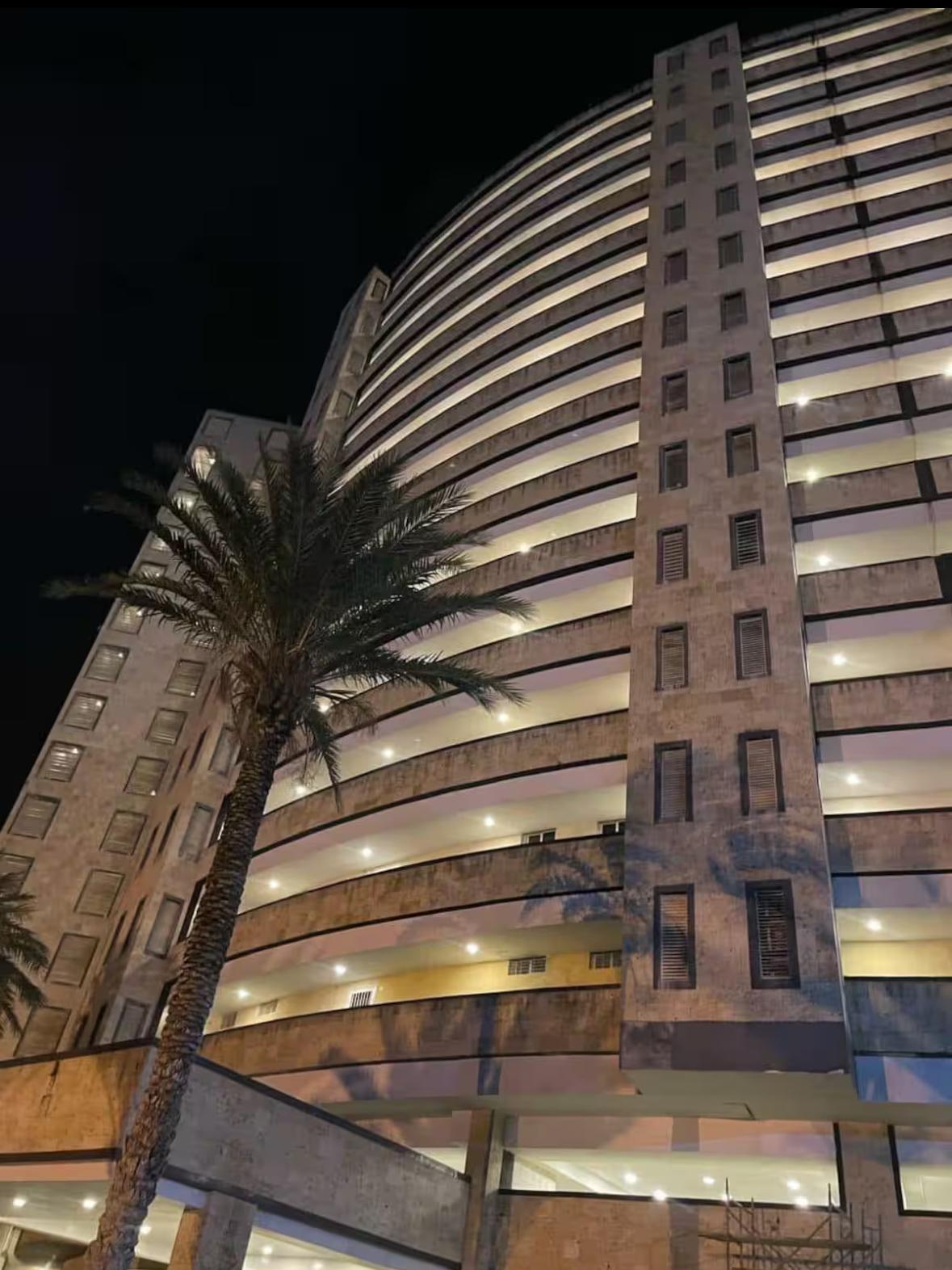 Edificio Ocean Blue de noche