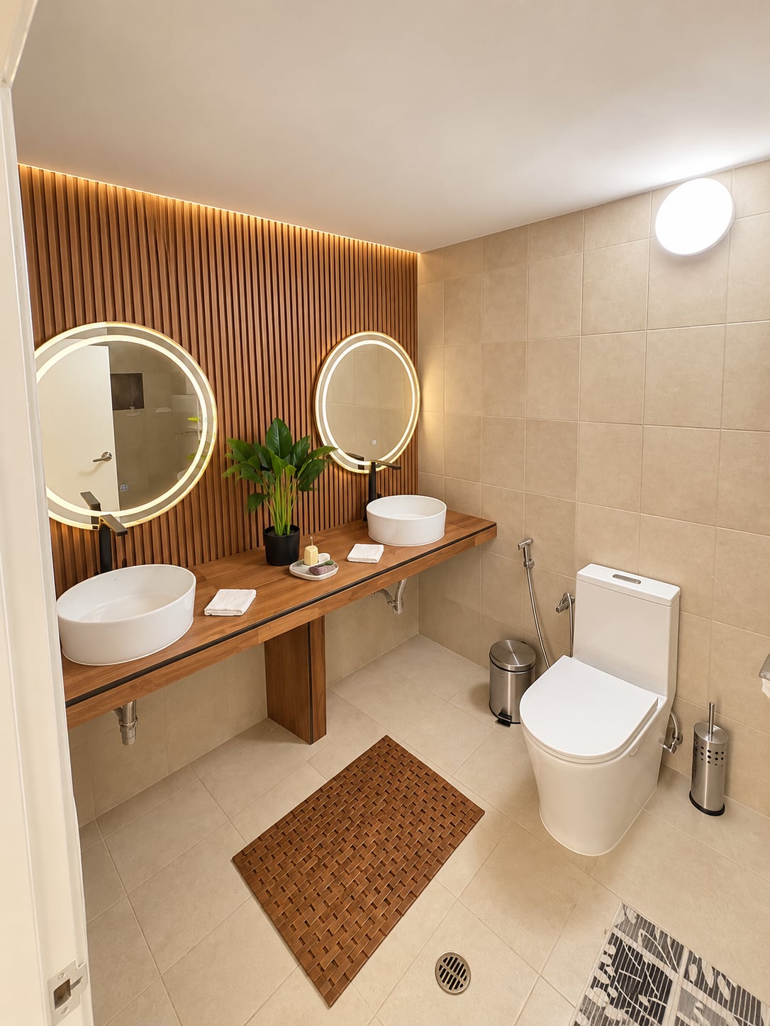 Baño principal del apartamento con vistas a la laguna