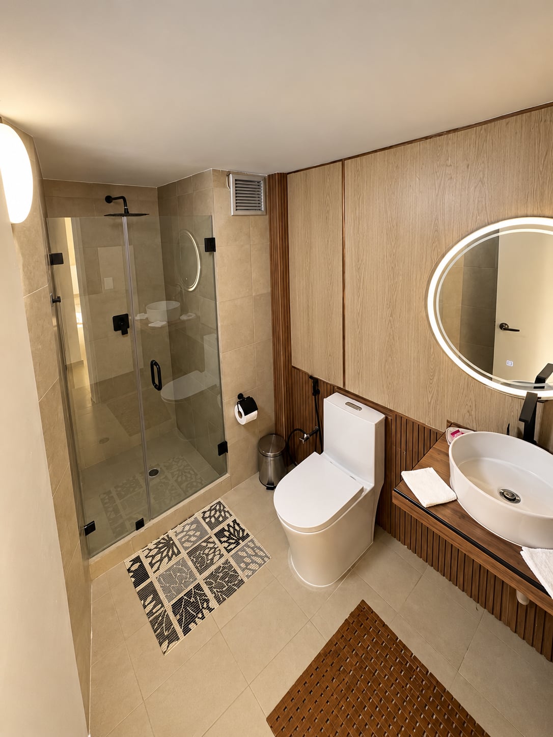 Segundo baño del apartamento con vistas a la laguna