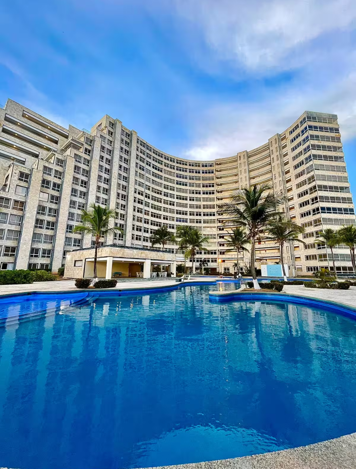 Piscina y fachada de Ocean Blue