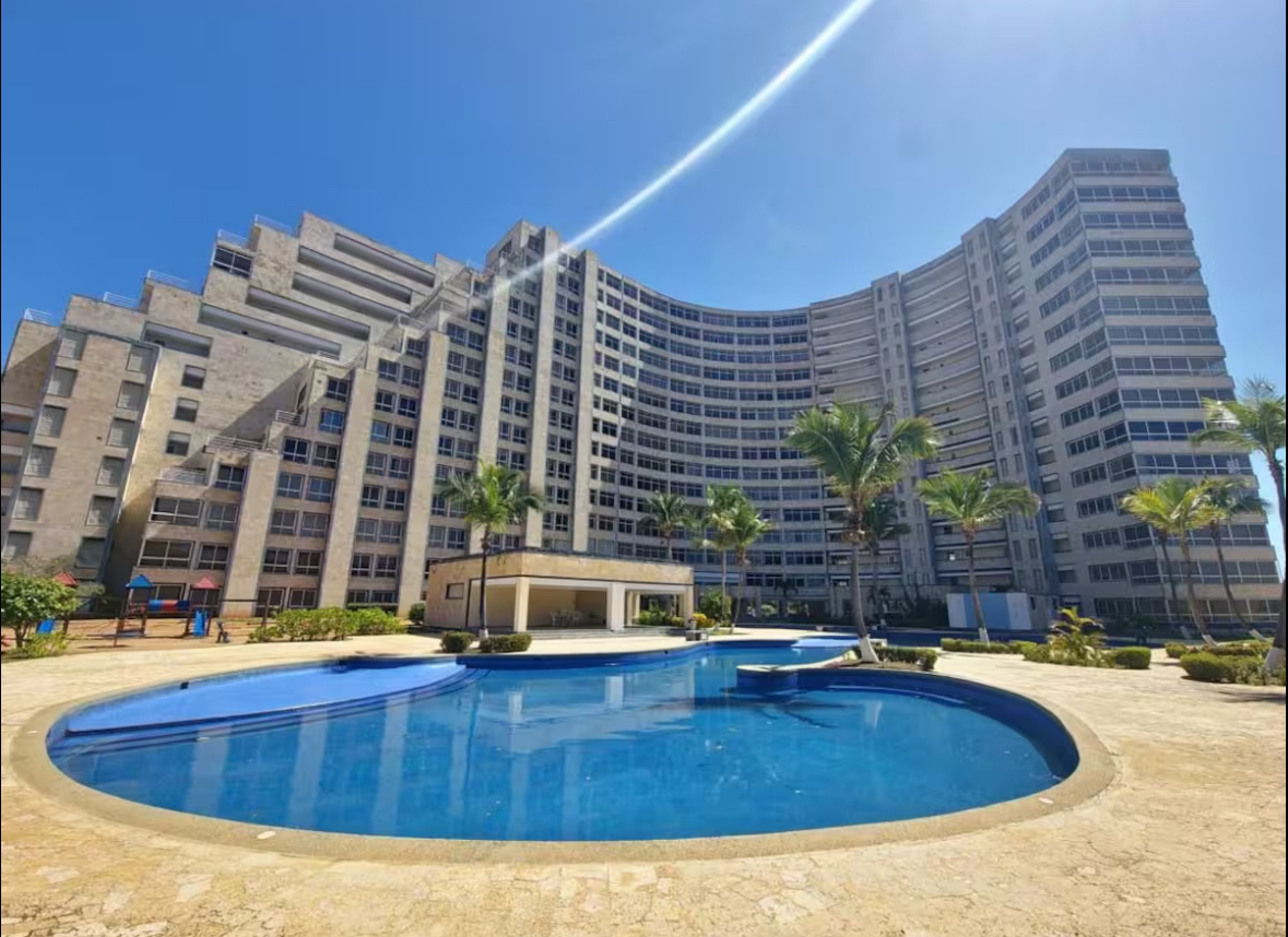 Fachada de Ocean Blue con piscina y vista aérea